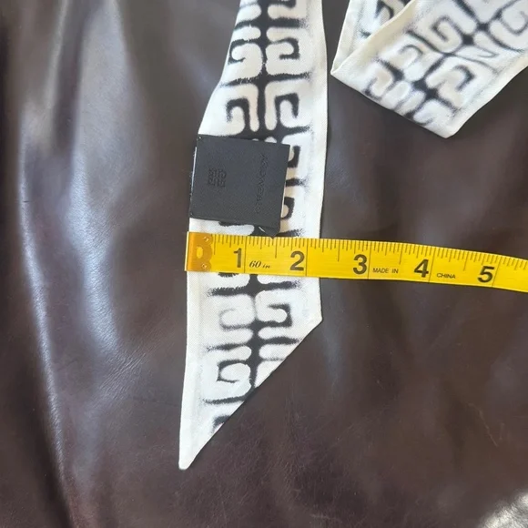 GIVENCHY BNWT Blurred 4G Silk Twilly in Black White 2"x45"